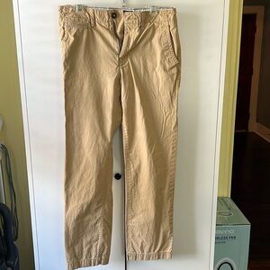 Men’s American Eagle flat-front khaki-colored chinos